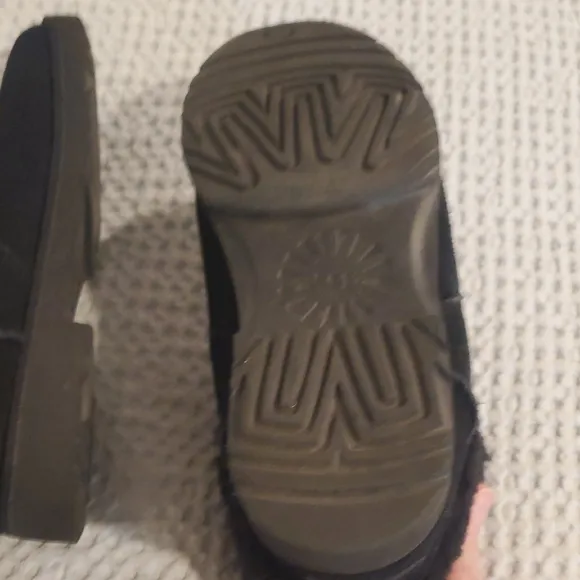 UGG Black Ankle Boots with Fur Lining (29)