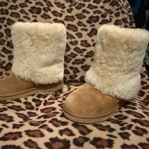 UGG BOOTS Cozy Tan and Cream Fur