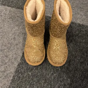 UGG Boots Size 2 Tan Leopard Cheetah Print Fur-Lined Boots