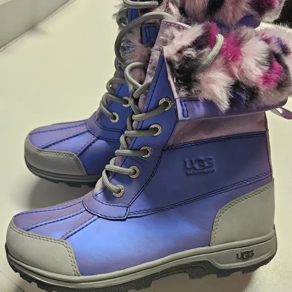 UGG Butte II girls Boots size 4