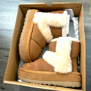 Ugg Chillapeak boots