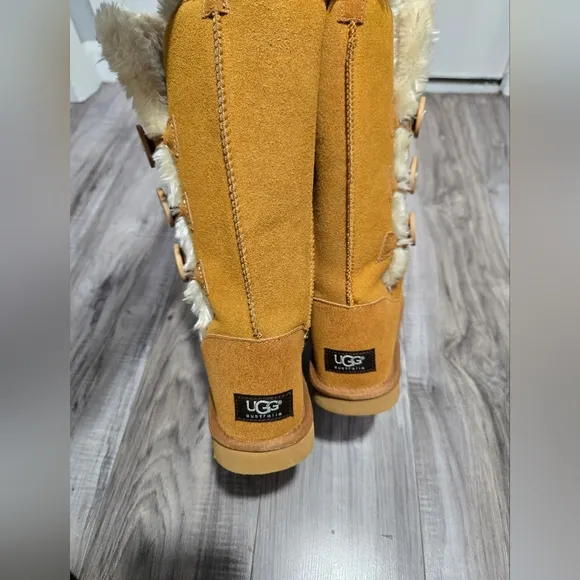 UGG Classic Tall Side Buttons Fur Boots Size 8 Like New!