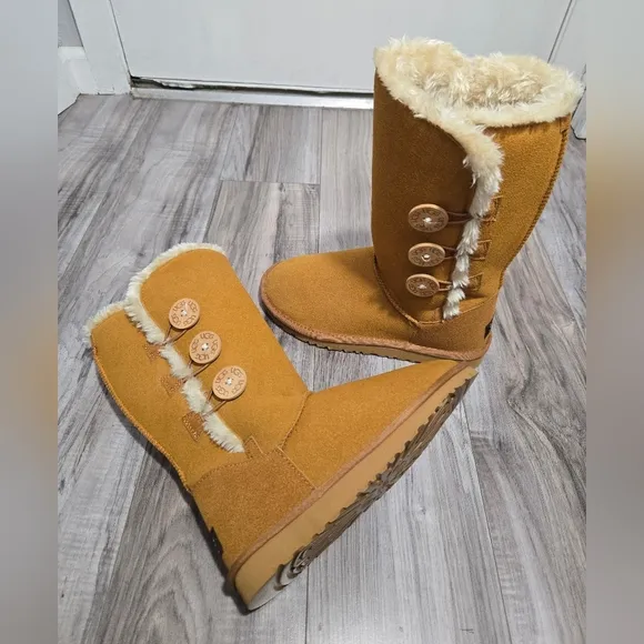 UGG Classic Tall Side Buttons Fur Boots Size 8 Like New!
