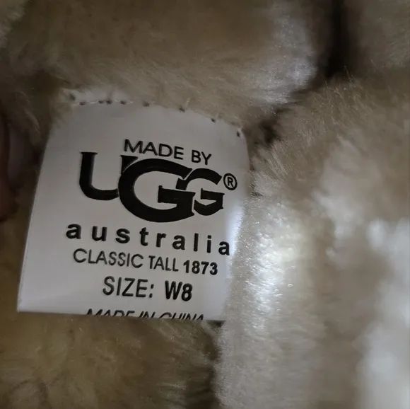 UGG Classic Tall Side Buttons Fur Boots Size 8 Like New!
