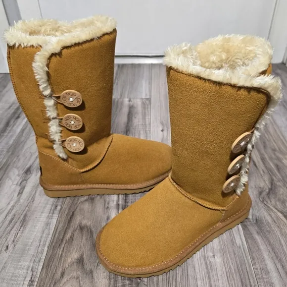 UGG Classic Tall Side Buttons Fur Boots Size 8 Like New!