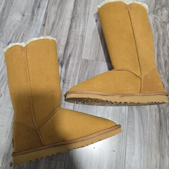 UGG Classic Tall Side Buttons Fur Boots Size 8 Like New!
