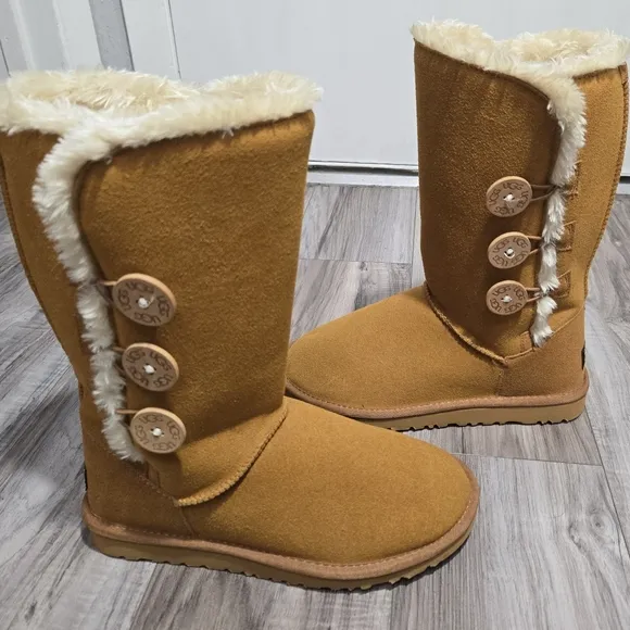 UGG Classic Tall Side Buttons Fur Boots Size 8 Like New!