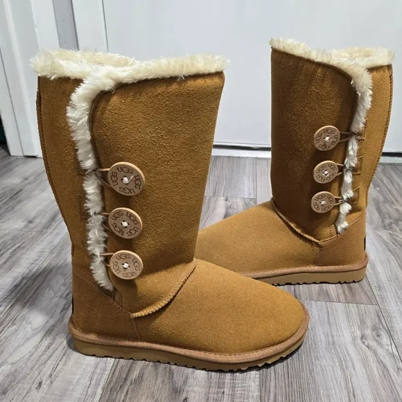 UGG Classic Tall Side Buttons Fur Boots Size 8 Like New!