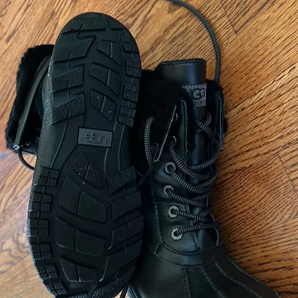 Ugg kid winter boots. K Butte II. Black with optional orange laces. Size 5.