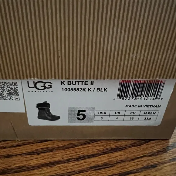 Ugg kid winter boots. K Butte II. Black with optional orange laces. Size 5.