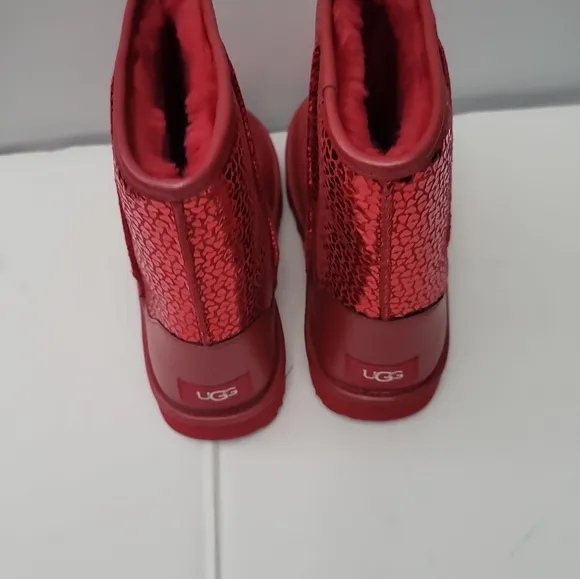 UGG Kids Classic II Gel Hearts (Little Kid/Big Kid)