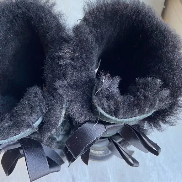 UGG kids size 4 Bailey bow in black