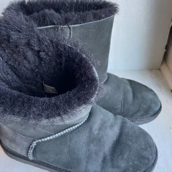 UGG kids size 4 Bailey bow in black