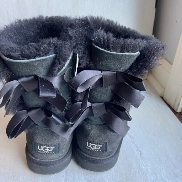 UGG kids size 4 Bailey bow in black