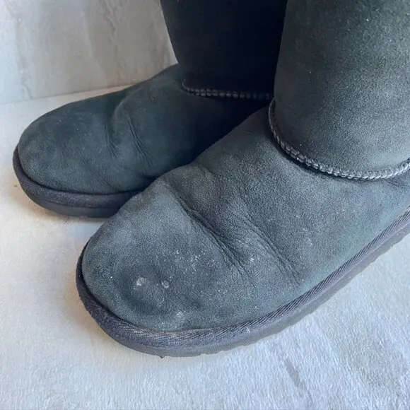UGG kids size 4 Bailey bow in black
