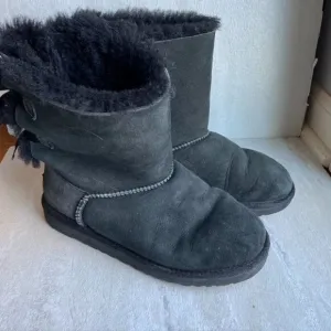 UGG kids size 4 Bailey bow in black