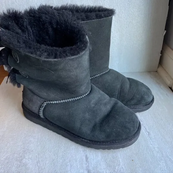 UGG kids size 4 Bailey bow in black