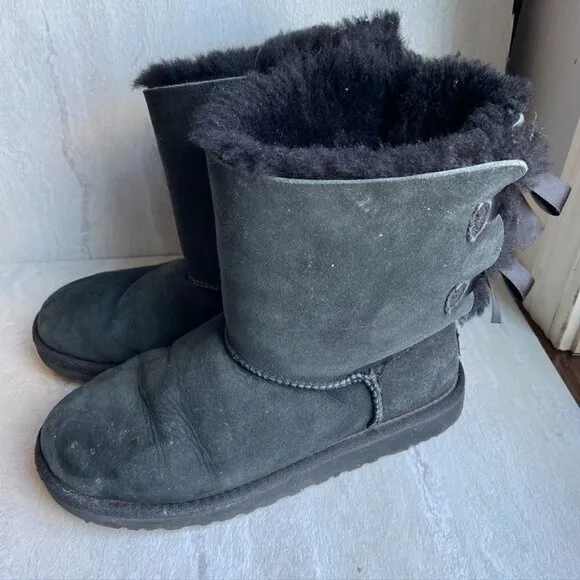 UGG kids size 4 Bailey bow in black