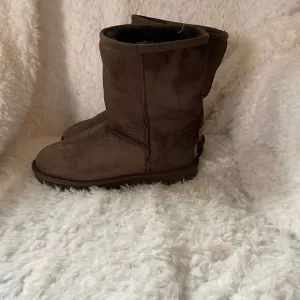 UGG leather brown suede with fur lining size 8 with Box