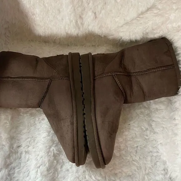 UGG leather brown suede with fur lining size 8 with Box