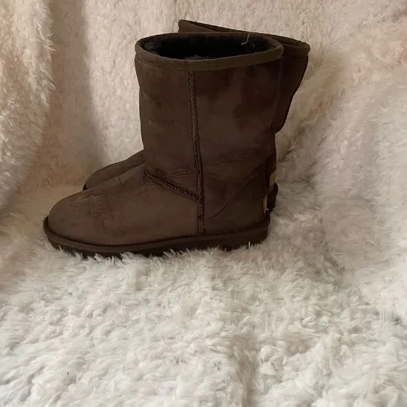 UGG leather brown suede with fur lining size 8 with Box