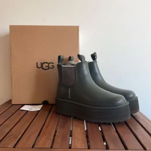UGG Neumel Platform Chelsea Boots Forest Night USA Women Size 9/UK 7/EU 40