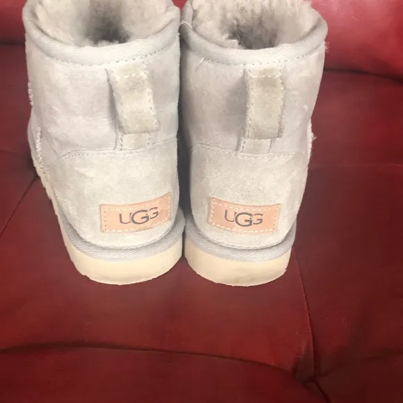 UGG Short Boot Cream Winter Boots with Plush Lining and Suede Finish