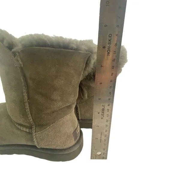 UGG Women Bailey Button II Boots Sheepskin Gray 6 S-1a