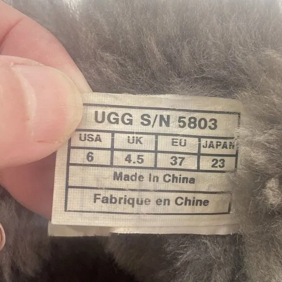 UGG Women Bailey Button II Boots Sheepskin Gray 6 S-1a
