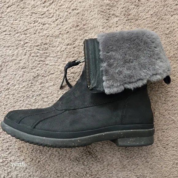 UGG Women's Arquette Sheepskin and Nubuck Zip Boots 9