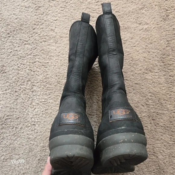 UGG Women's Arquette Sheepskin and Nubuck Zip Boots 9