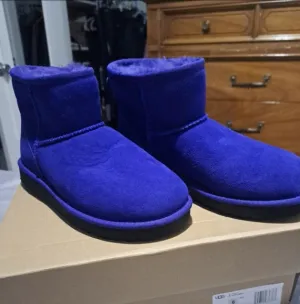 UGG Women's mini size 6