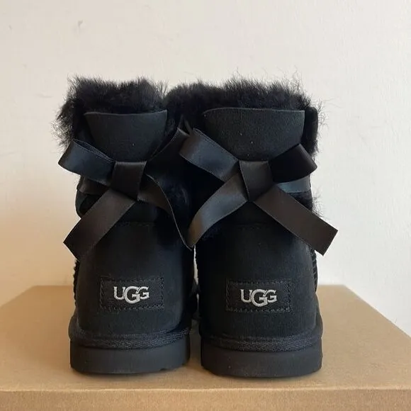 UGG Kids' Mini Bailey Bow II Boots Black USA Big Kid Size 5Y/UK 4/EU 37