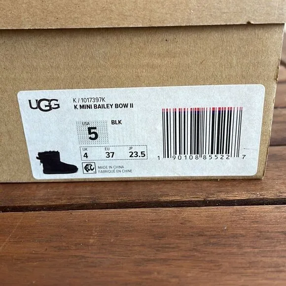 UGG Kids' Mini Bailey Bow II Boots Black USA Big Kid Size 5Y/UK 4/EU 37