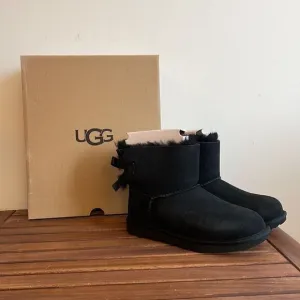 UGG Kids' Mini Bailey Bow II Boots Black USA Big Kid Size 5Y/UK 4/EU 37