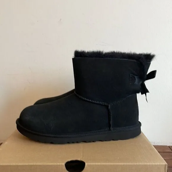 UGG Kids' Mini Bailey Bow II Boots Black USA Big Kid Size 5Y/UK 4/EU 37