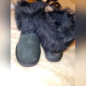 Ugg Mini Blakeley Faux Fur Trimmed Boot, sz 5. Black .