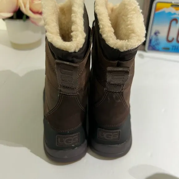 UGGS NWT Kids Bellemore Weather Boots Brown