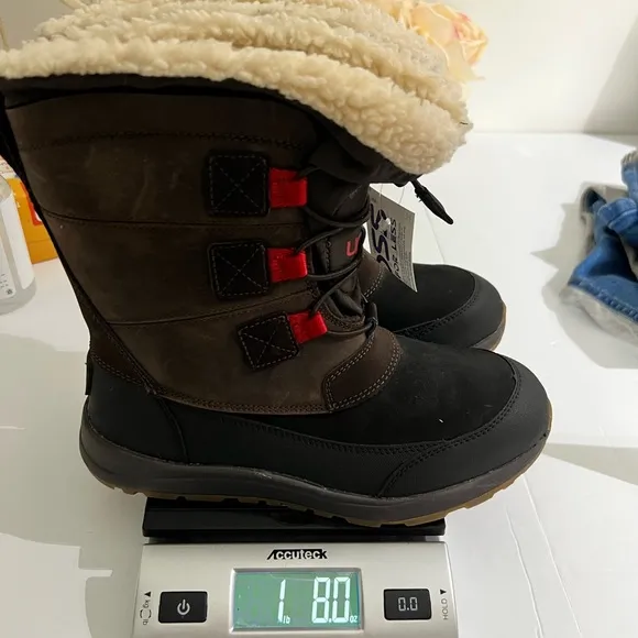 UGGS NWT Kids Bellemore Weather Boots Brown