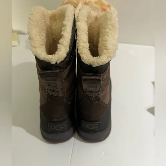 UGGS NWT Kids Bellemore Weather Boots Brown