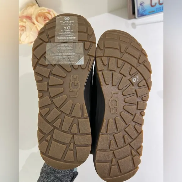 UGGS NWT Kids Bellemore Weather Boots Brown