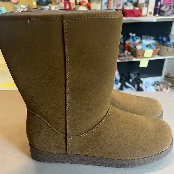 Universal thread women boots.