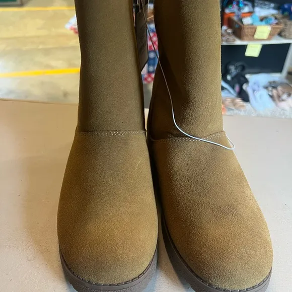Universal thread women boots.