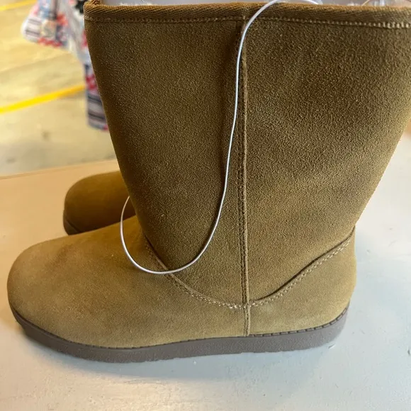 Universal thread women boots.