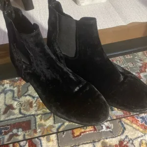 Urban Outfitters men velvet Chelsea ankle boots, UNISEX booties