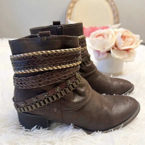 Urban Outfitters x Invito Brown embellished western ankle boots women sz 11