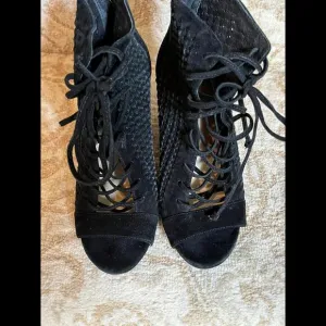 😎🖤Vince Camuto Black Suede Ankle Boots Tie Zip Up Size 5.5 NWOB