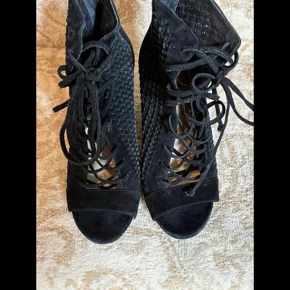 😎🖤Vince Camuto Black Suede Ankle Boots Tie Zip Up Size 5.5 NWOB