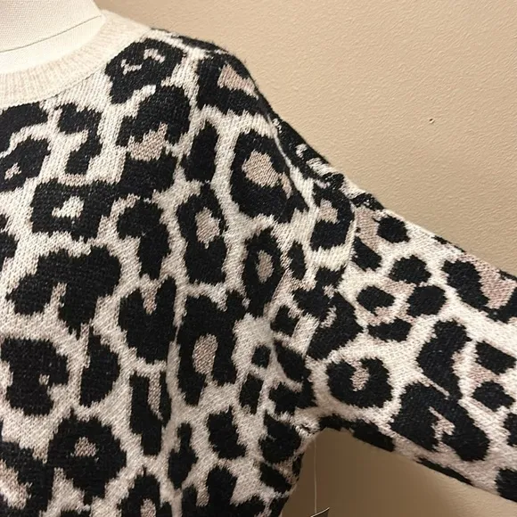 VINCE  CAMUTO Crew Neck PulloverLeopard Print Long Sleeve Sweater Women’s Medium