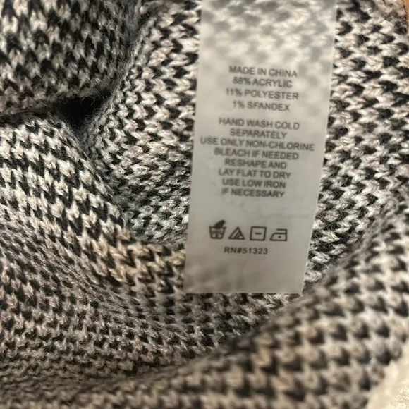 VINCE  CAMUTO Crew Neck PulloverLeopard Print Long Sleeve Sweater Women’s Medium